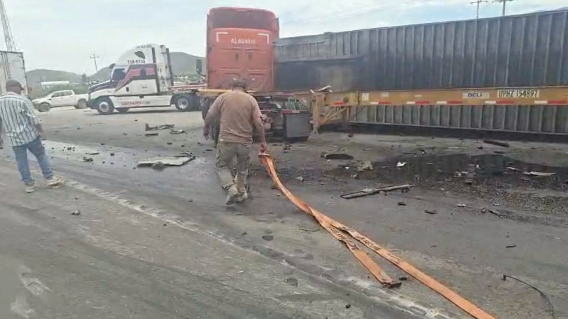 Tráilero Impacta Contra Unidad de Carga en Carretera Matehuala-Saltillo en Galeana, NL