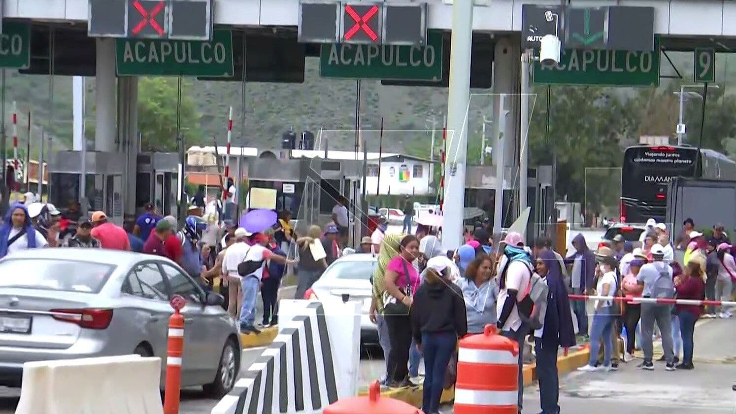 Así se Ve la Toma de Caseta de Palo Blanco por Integrantes de la CETEG en la Autopista del Sol