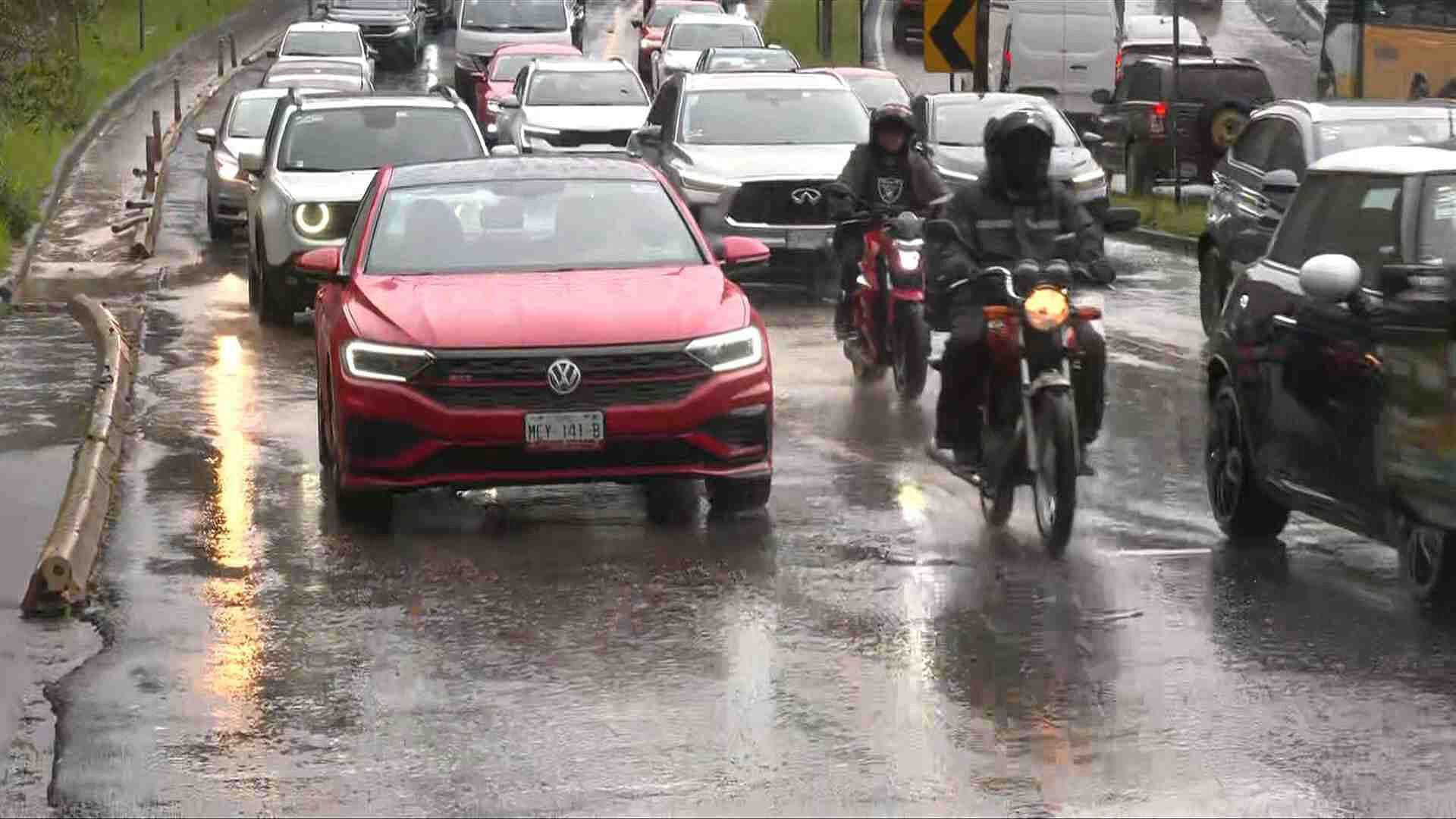 Reportan Fuertes Encharcamientos en Avenida de los Poetas, en Cuajimalpa, por las Lluvias