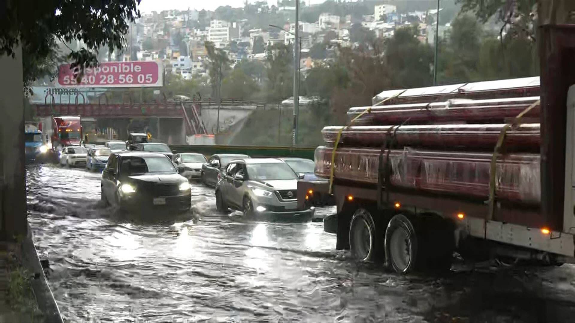 Fuertes Lluvias Inundan Periférico Norte a la Altura de Lago de Guadalupe Este Jueves