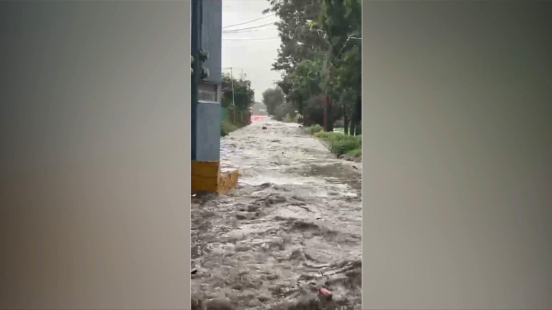 Inundación en Ecatepec Hoy: Corrientes de Agua Convierten Calles en Ríos en Chiconautla