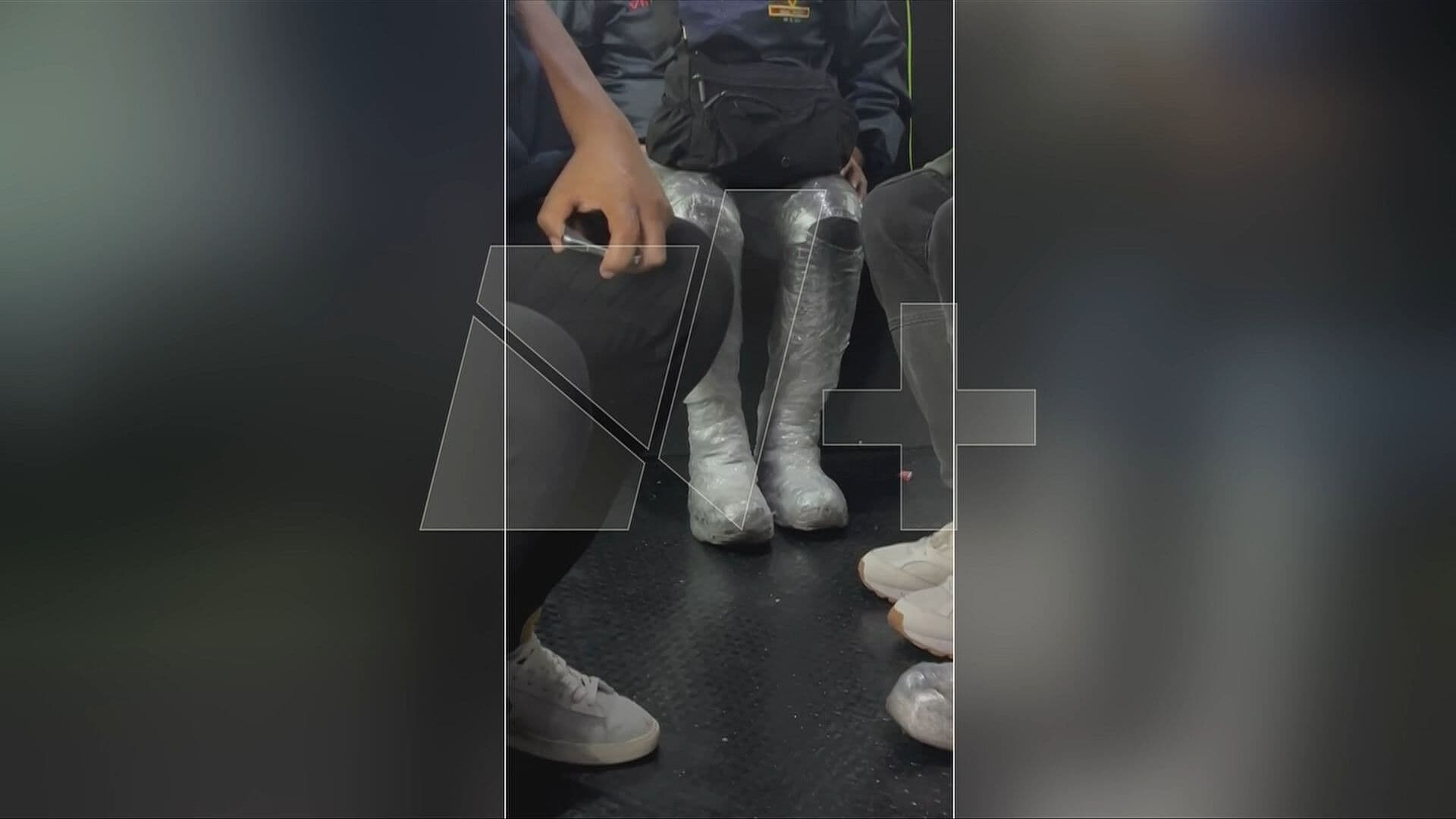 Mujeres Se Emplayan los Pies en la Combi ante las Lluvias en Tultitlán