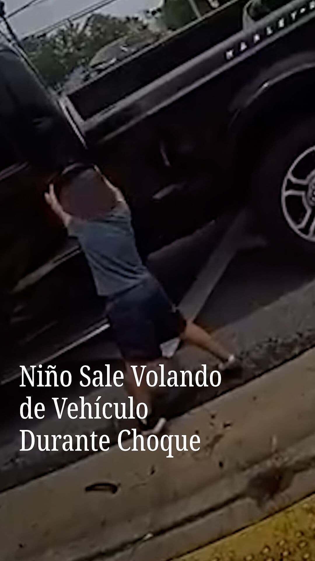 Niño Sale Volando de Vehículo Durante Choque