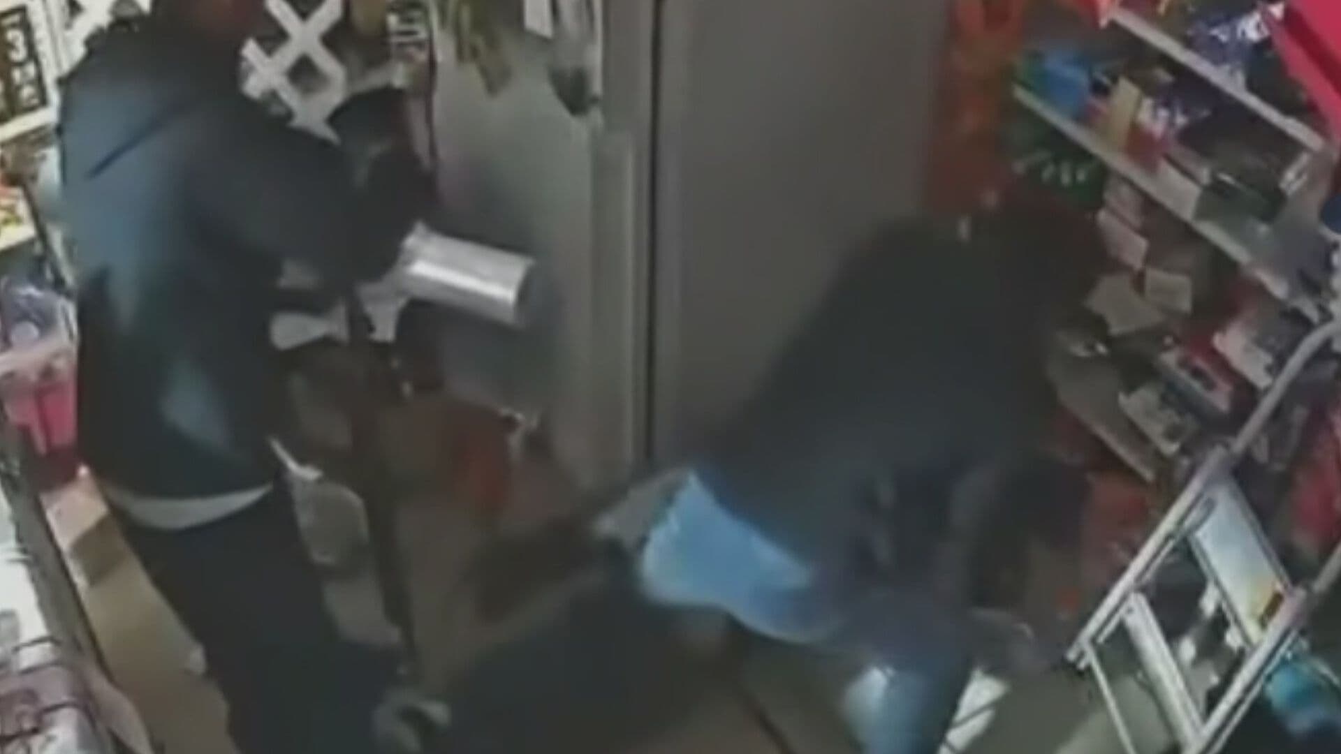VIDEO: Adulto Mayor Enfrenta a Ladrones para Evitar Asalto en Guadalajara, Jalisco