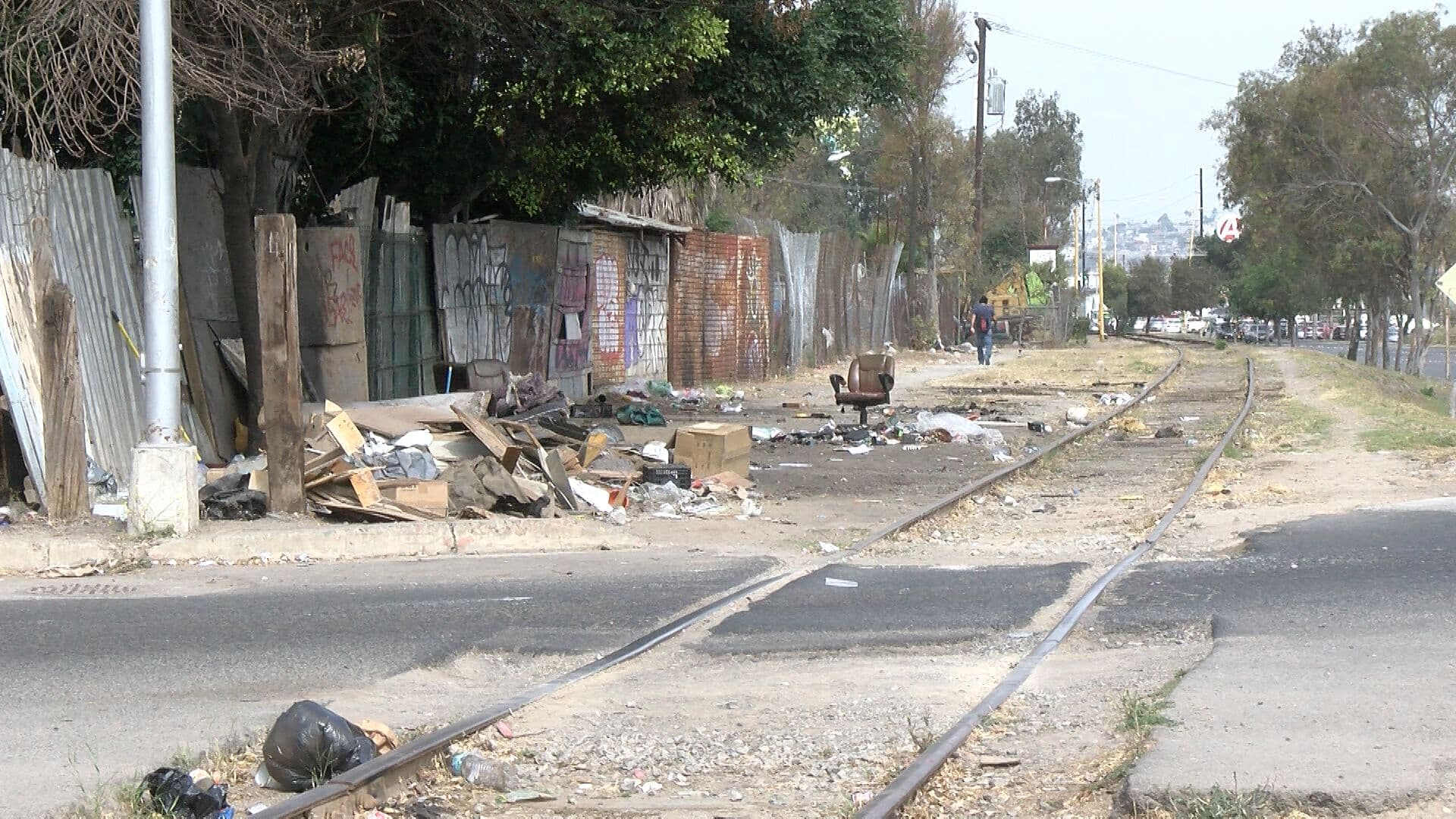 Basurero Clandestino Invade Vías del Tren en Zona Transitada de Tijuana