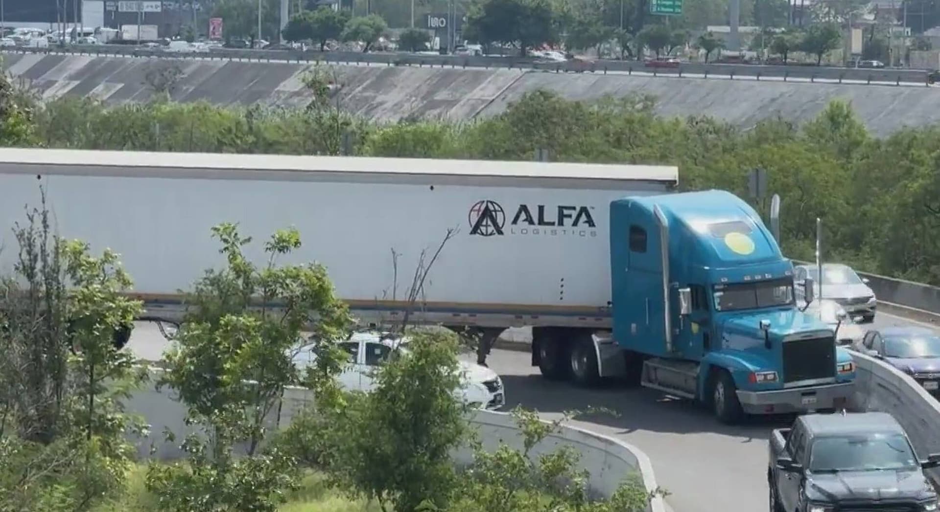 Intenta Chofer Tomar Gaza y Queda Atorado en Tráiler en Av. Azteca y Morones Prieto