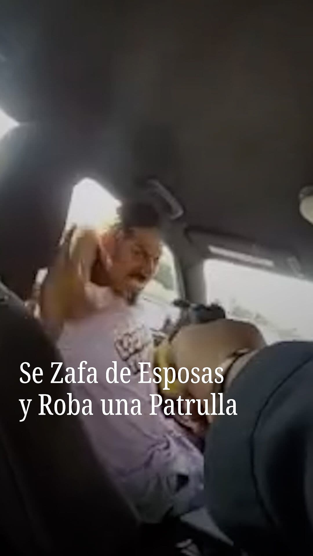 Se Safa de Esposas y Roba una Patrulla