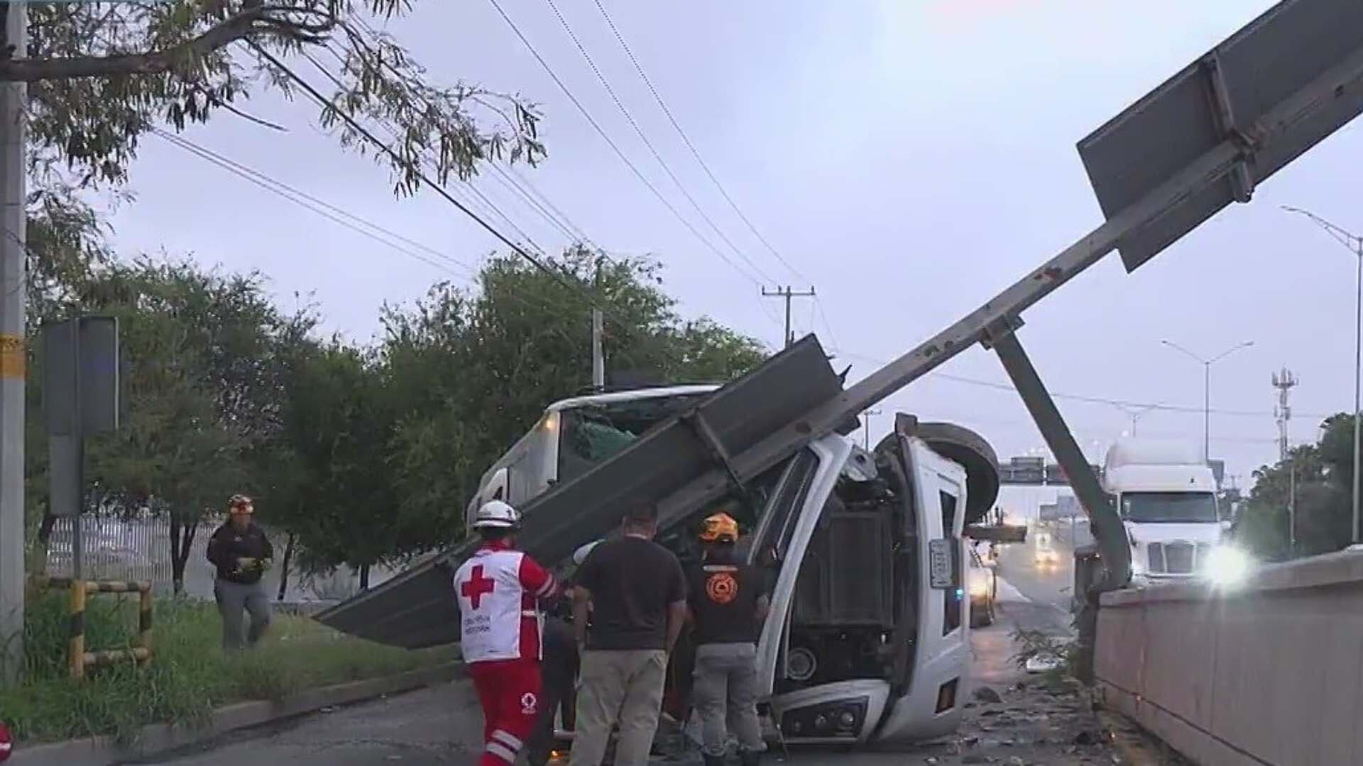 Vuelca y Muere Chofer en Carretera a Laredo y Concordia, Escobedo, NL