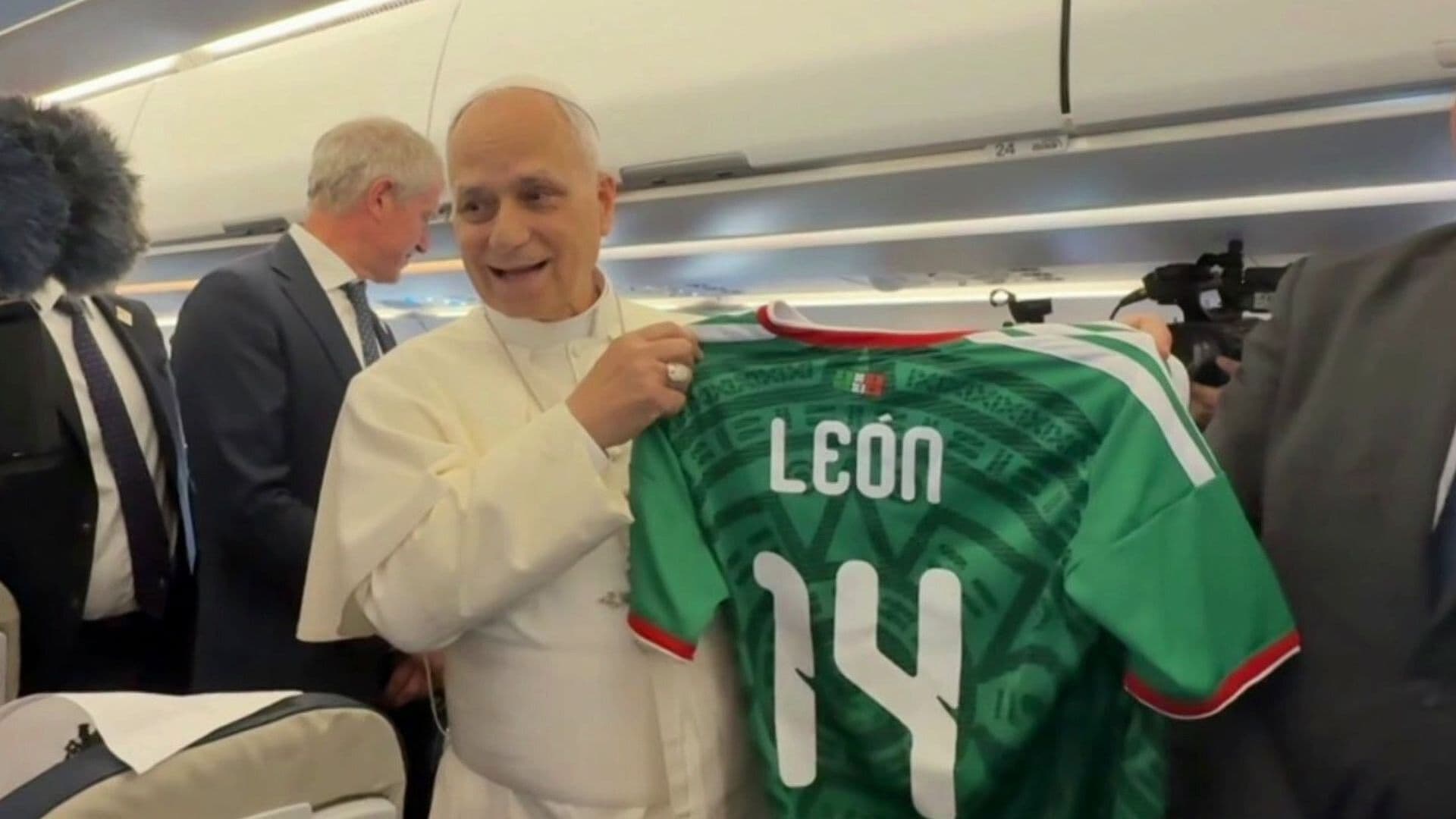 Así Recibió el Papa León XIV la Playera de la Selección Mexicana