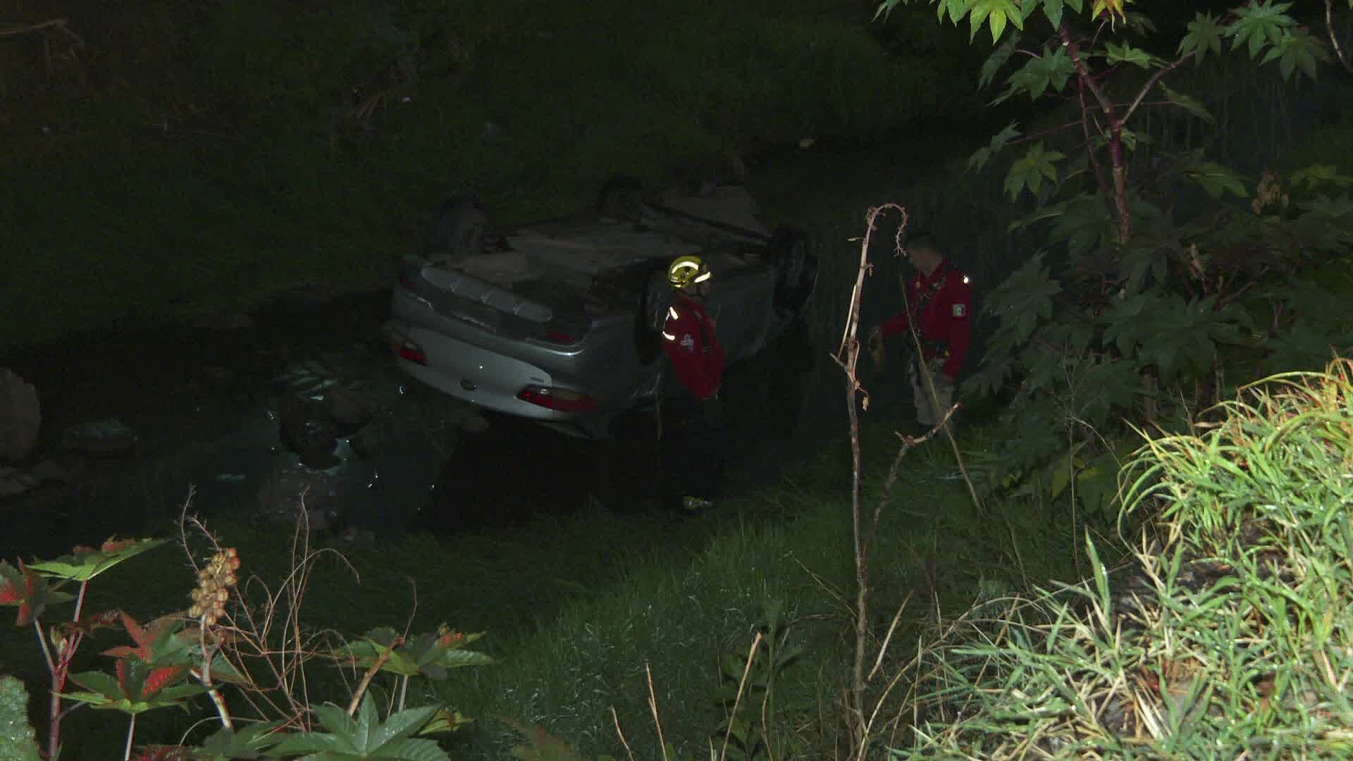 Auto Cae a Canal De Aguas Pluviales En Tonalá y Queda Volcado