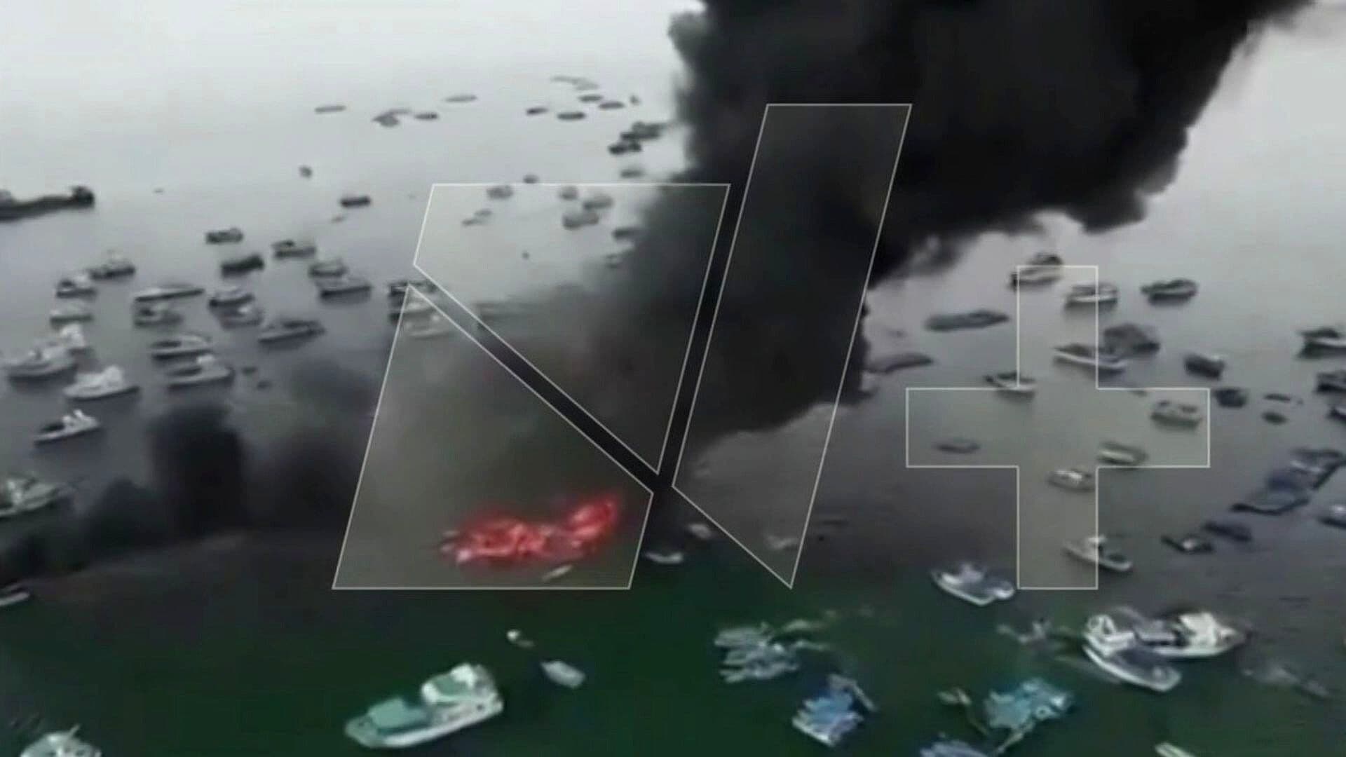 Dos Heridos por Fuerte Incendio que Consumió Al Menos Ocho Barcos Pesqueros en Ecuador