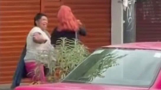 VIDEO: Mujer Agrede a Joven que Caminaba por Calles de Azcapotzalco