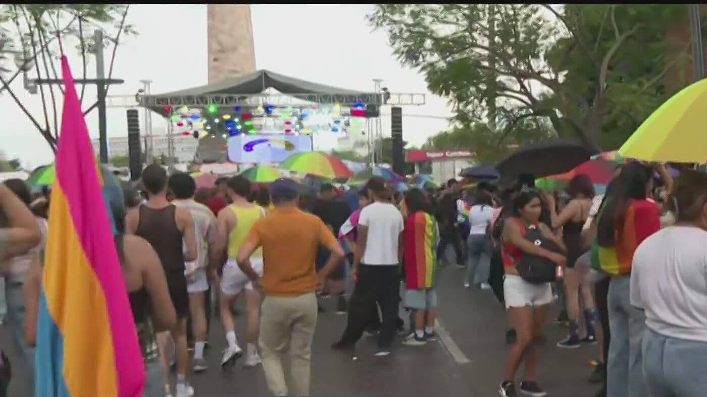 Pese a la Lluvia, Comunidad LGBT+ se Reúne en Guadalajara Previo a la Marcha del Orgullo