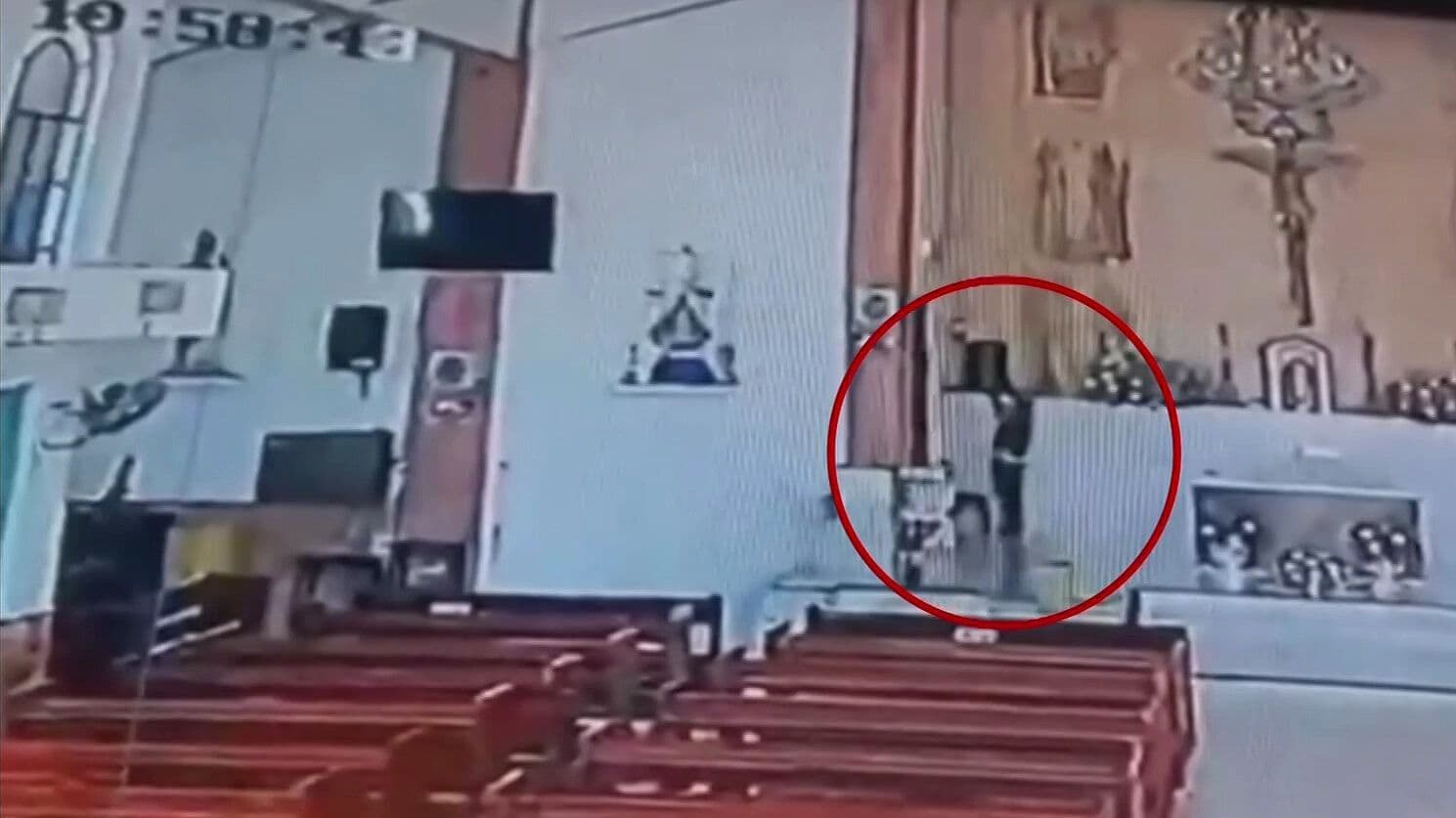 VIDEO: Captan Robo en Iglesia de Los Mochis; Se Lleva Bocina del Altar