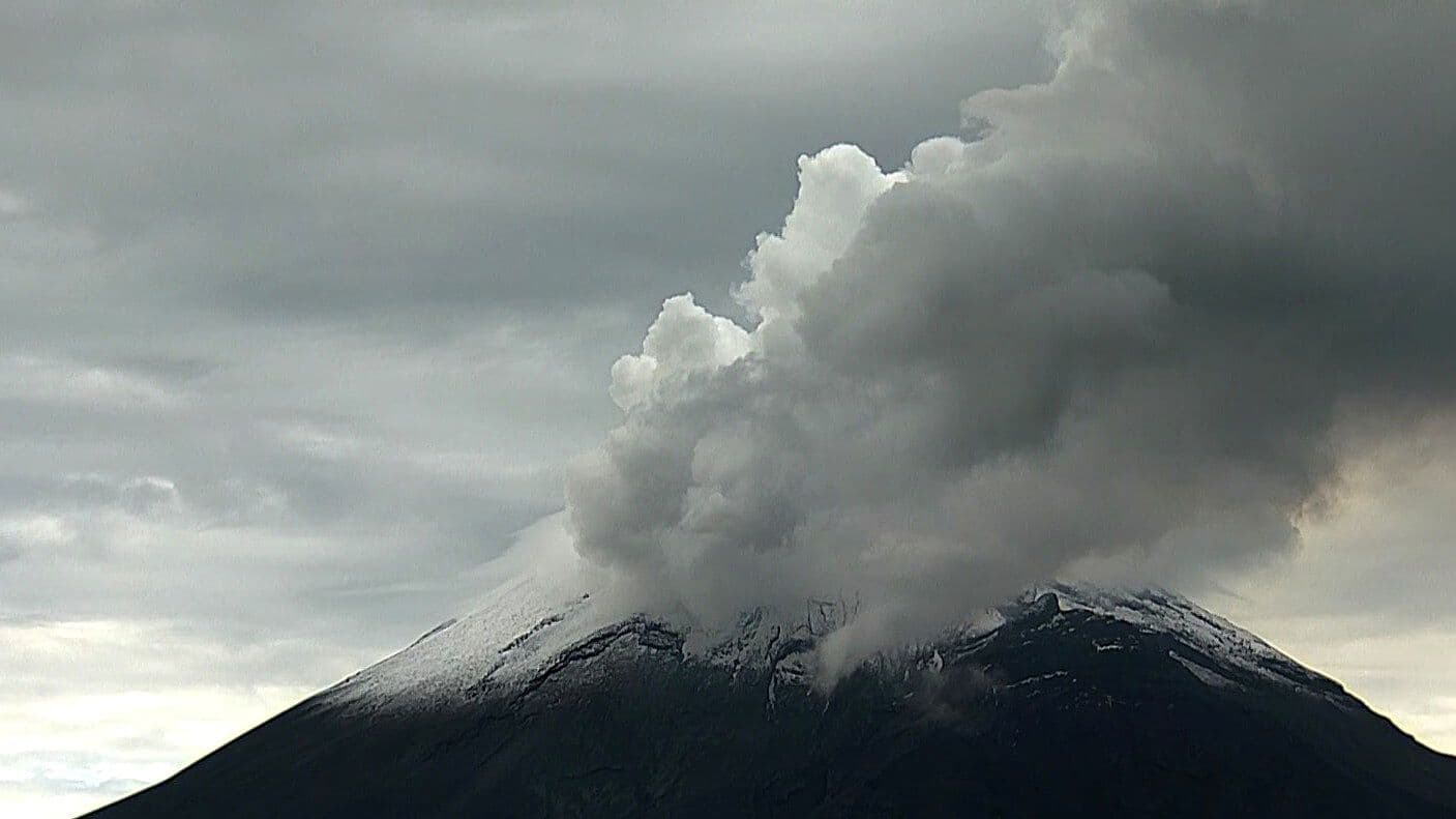 Así Amanece el Popocatépetl: Registra Gran Fumarola y Cumbre Cubierta de Nieve