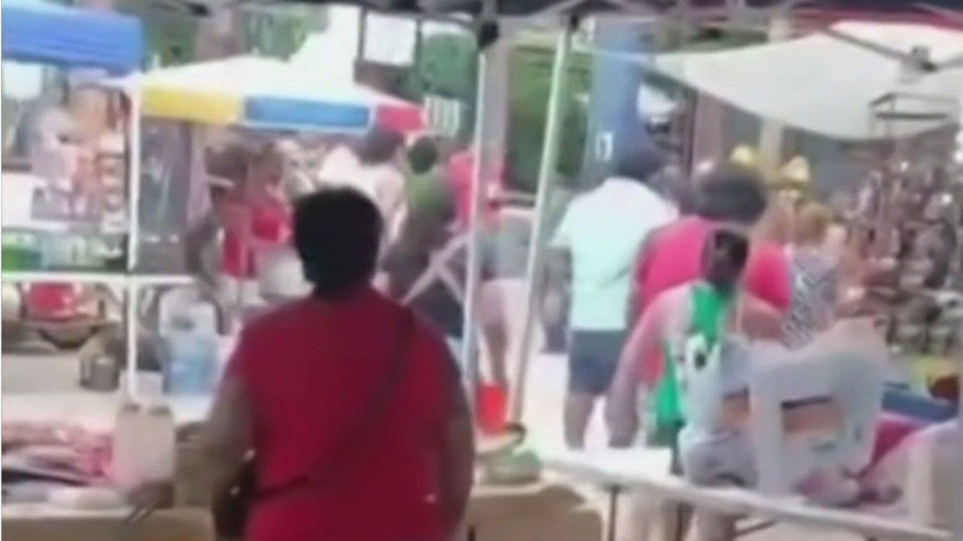 VIDEO: Captan Riña Entre Comerciantes en Chiapas; Mujer Arroja Aceite Caliente
