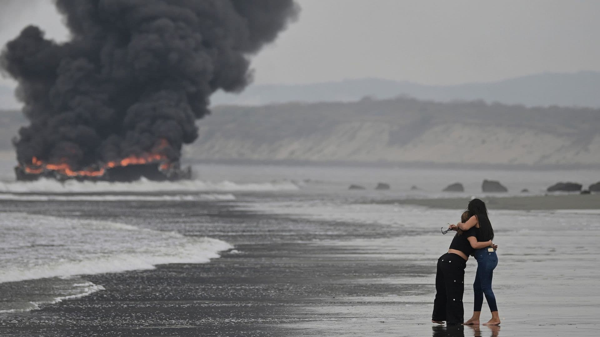 Incendio Devastador en el Puerto de Manta, Ecuador; Así Amanece