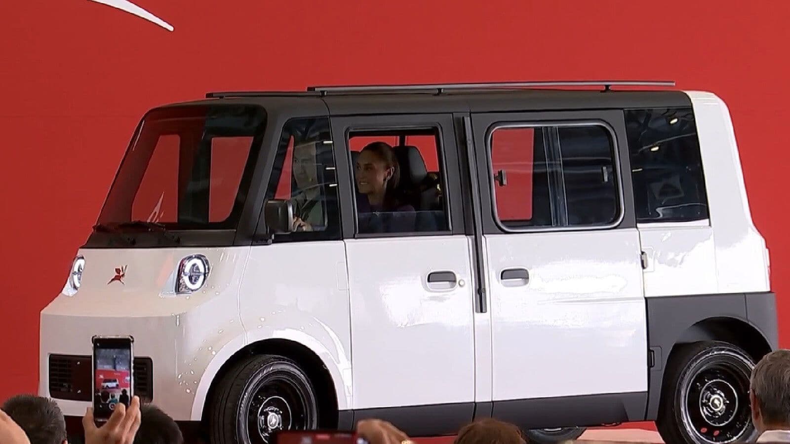 Sheinbaum Presenta Prototipo de Auto Eléctrico Olinia en Zumpango
