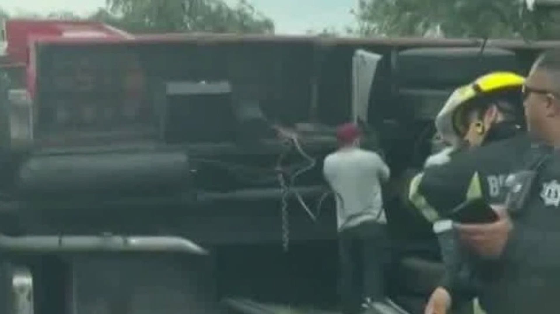 Accidente en Presa Madín: Camión de Carga Volcado y Choque Múltiple