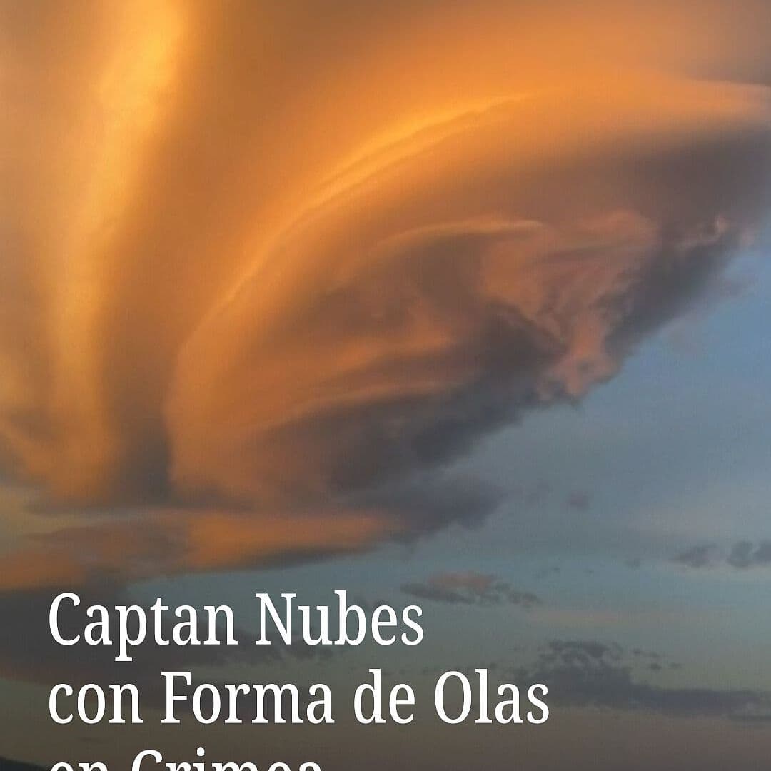 Captan Nubes Con Forma De Olas En Crimea.