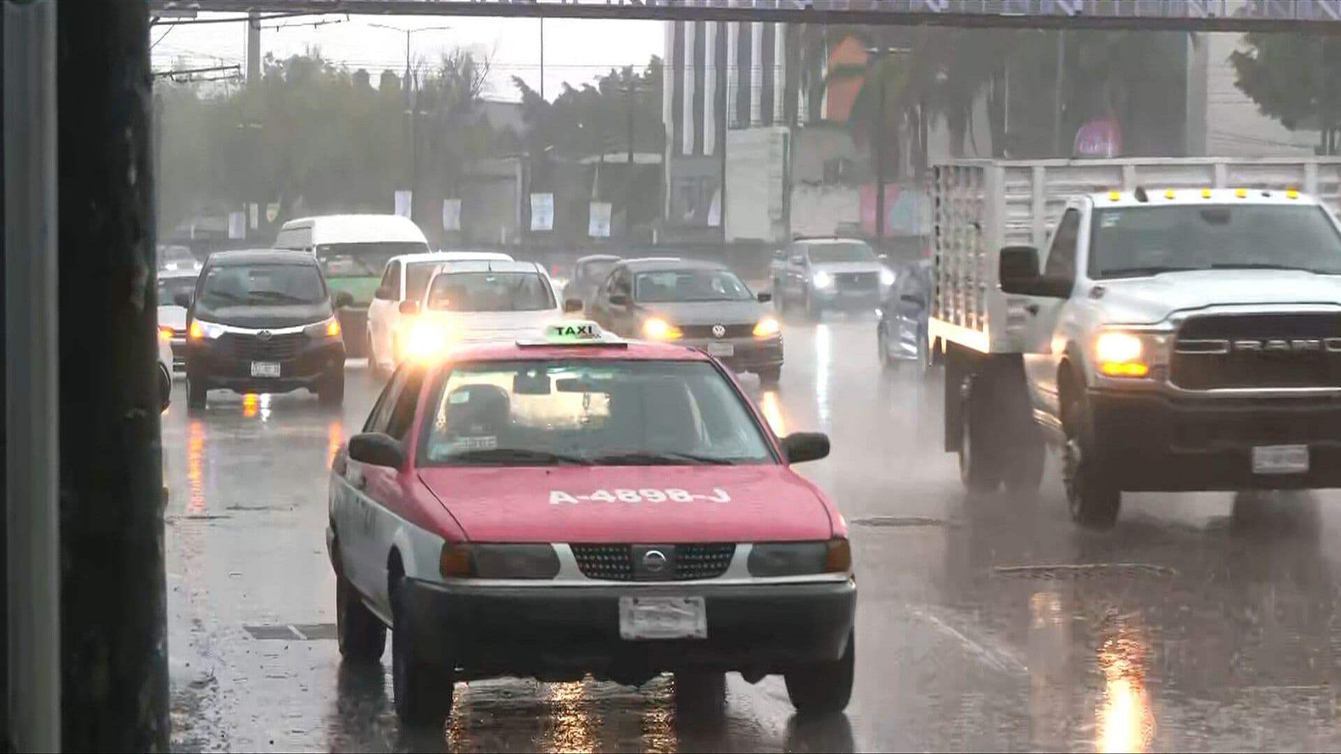Retiran Bloqueo en el AICM tras 8 Horas; Lluvia e Inundaciones Complican el Tráfico