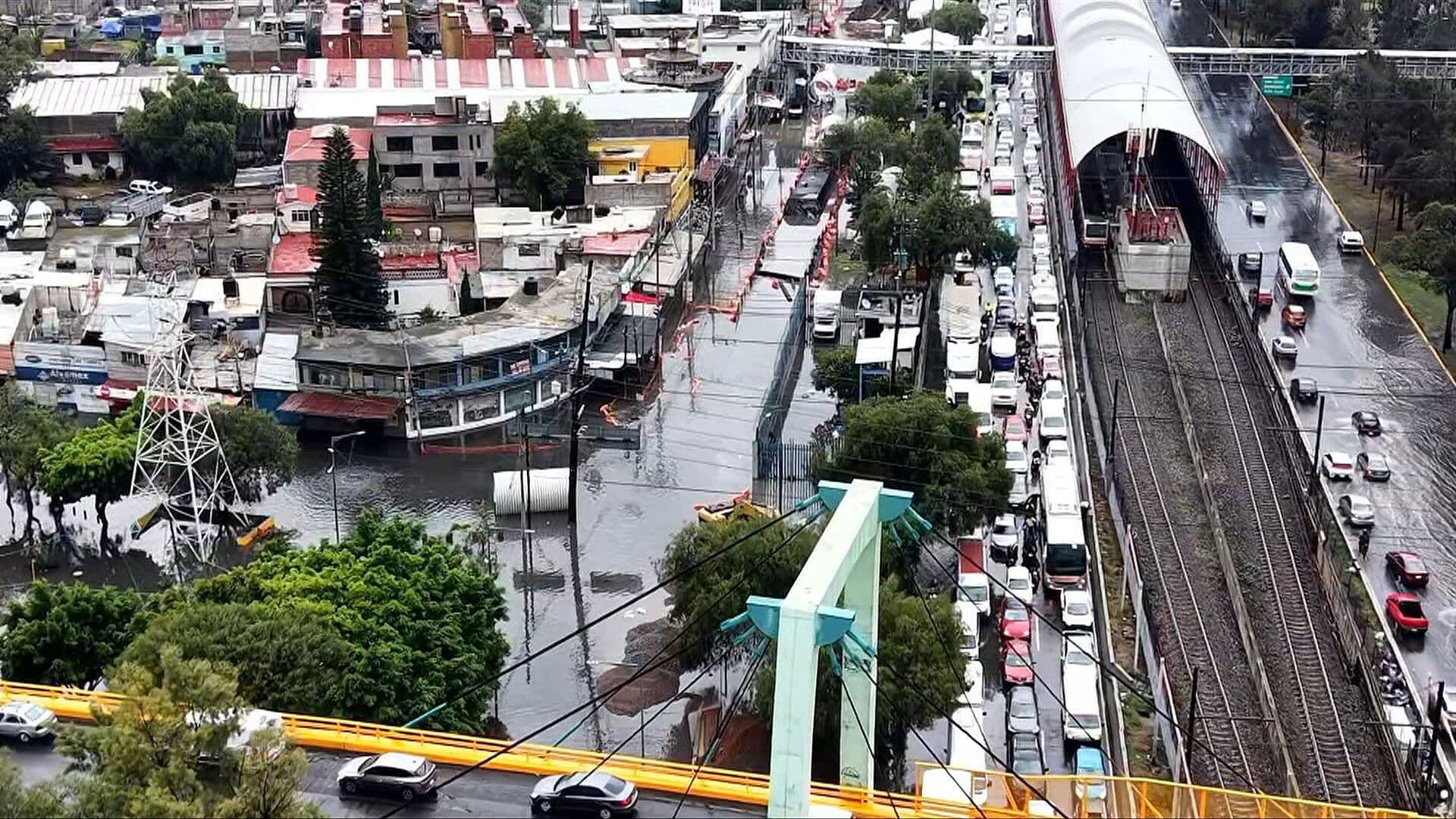 Fuerte Inundación en la Calzada Ignacio Zaragoza Deja Gran Caos Vial en La Concordia