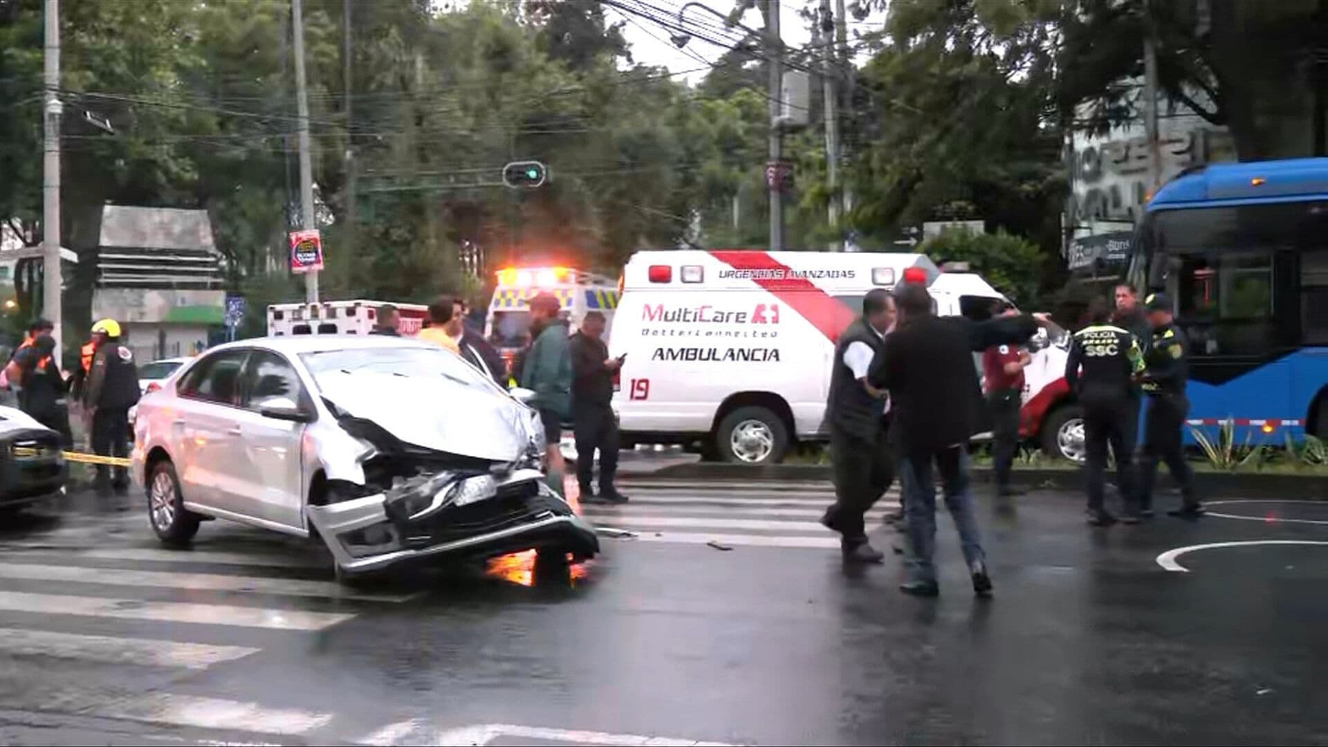 Ambulancia, Trolebús y Auto Involucrados en Aparatoso Choque en la Del Valle