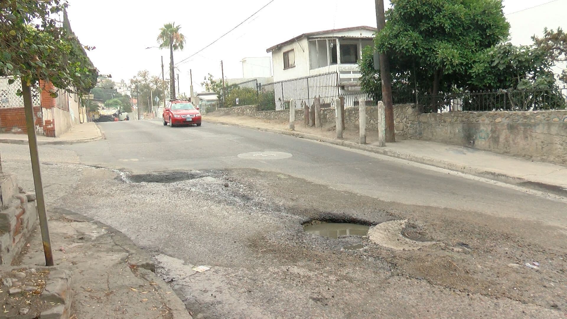 Baches y Aguas Negras Afectan Vialidad en Bulevar Las Américas de Tijuana