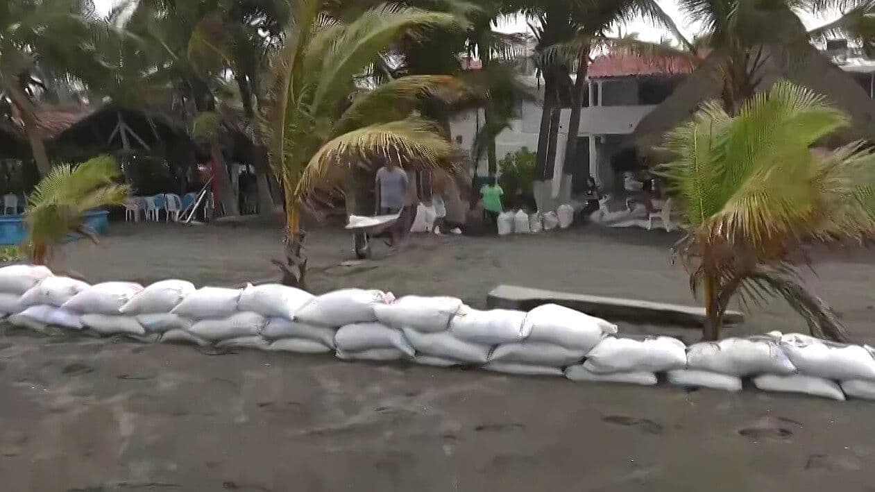 Así se Preparan Pescadores y Restauranteros por el Fuerte Oleaje en Colima