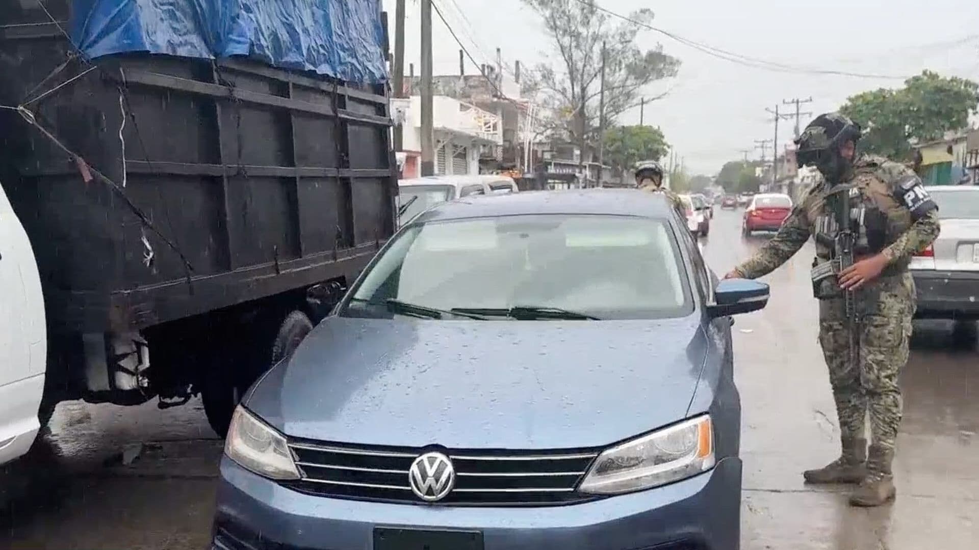Conductor Genera Caos Vial Tras Presuntamente Quedarse Dormido al Volante en Boca del Río
