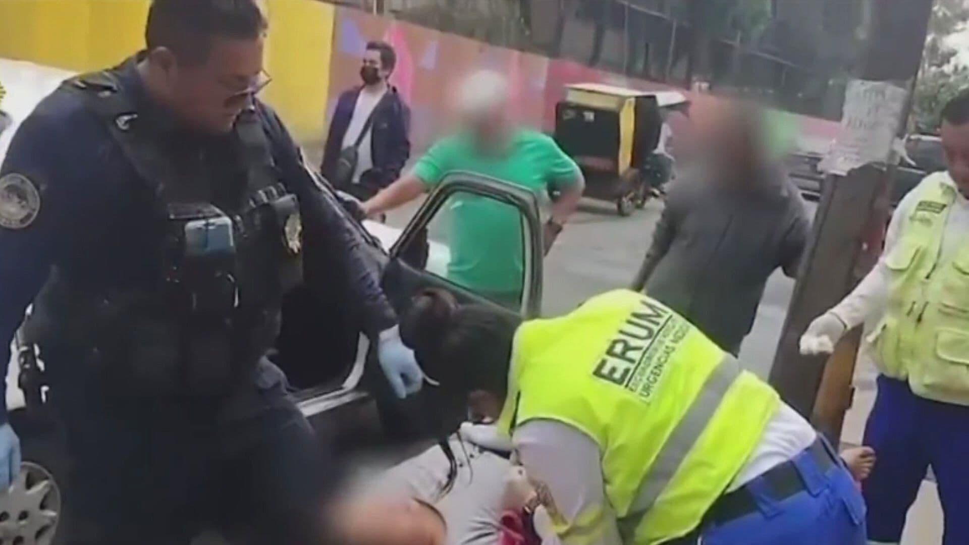 Policías Ayudan a Mujer en Labor de Parto Dentro de su Auto en la GAM