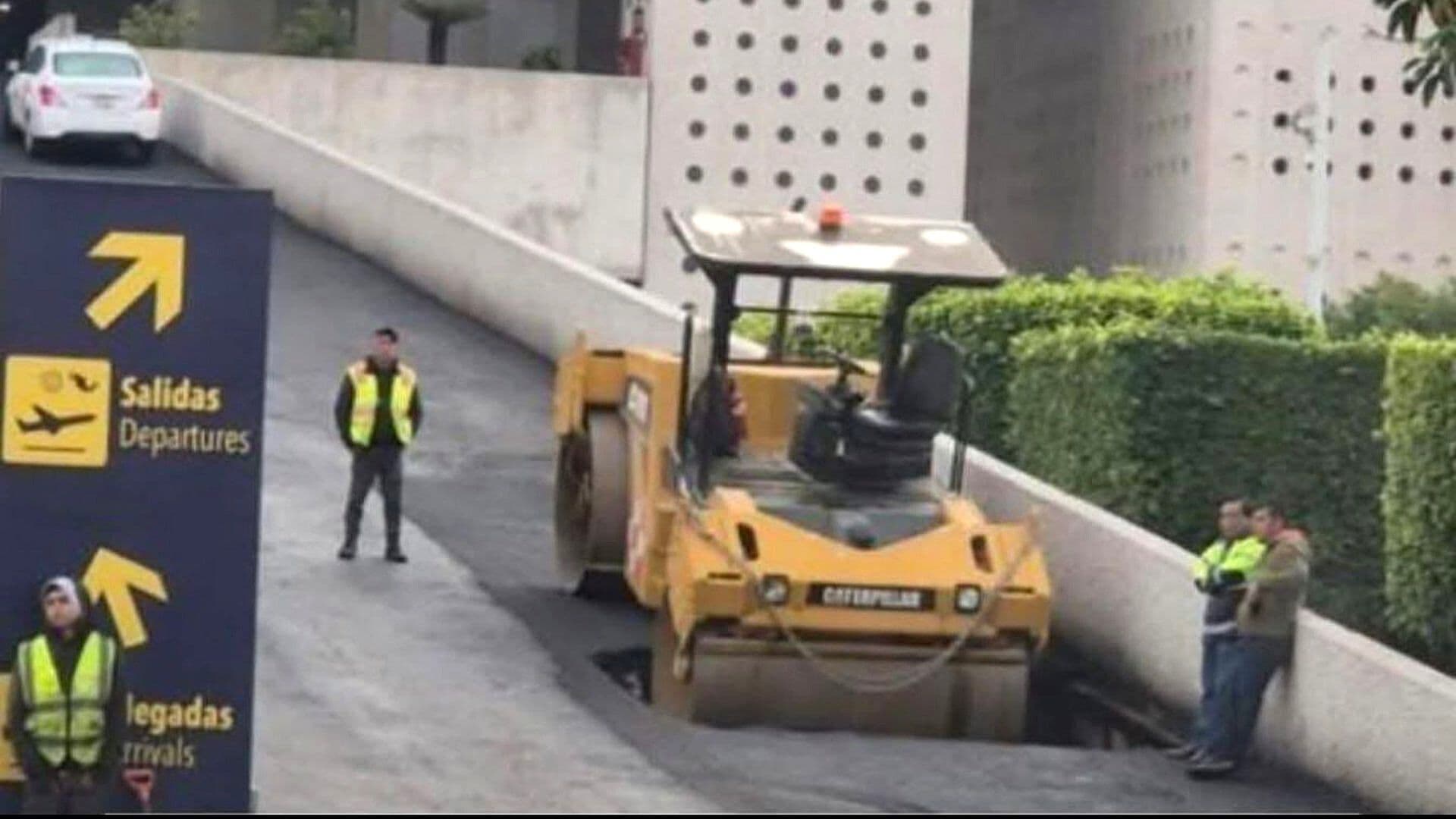 Máquina Aplanadora Cae en un Socavón en la Rampa de la Terminal 2 del AICM