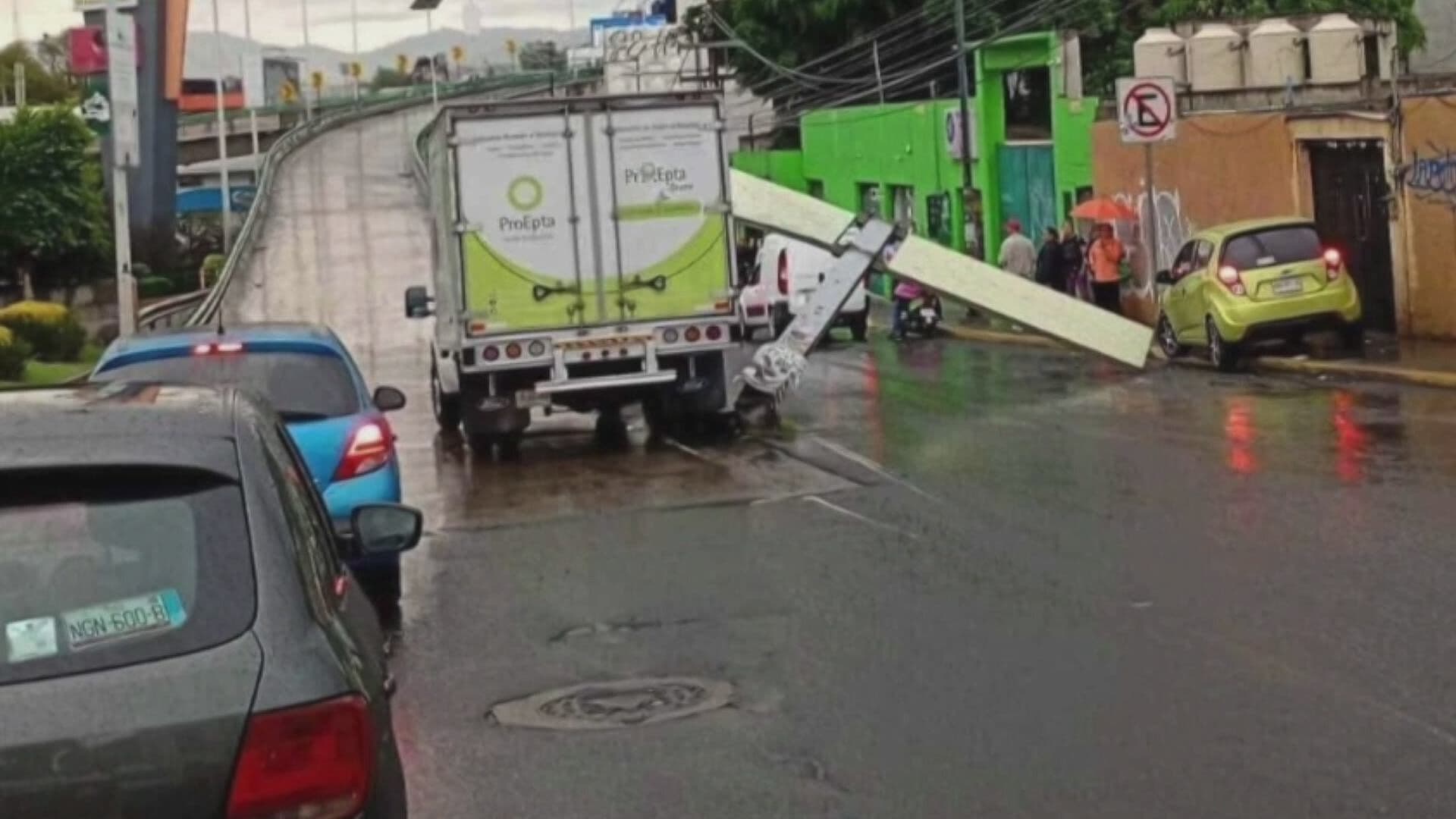 Cae Anuncio Metálico en Naucalpan por Fuertes Lluvias y Vientos