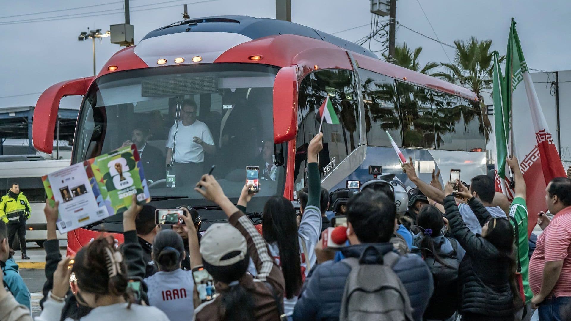 "Estoy Llorando": Aficionados Iraníes Reciben entre Lágrimas a Su Selección en Tijuana