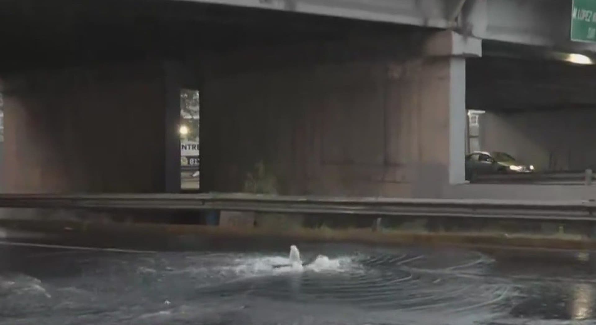 Fuga de Agua Potable en Av. Juan Pablo ll y López Mateos
