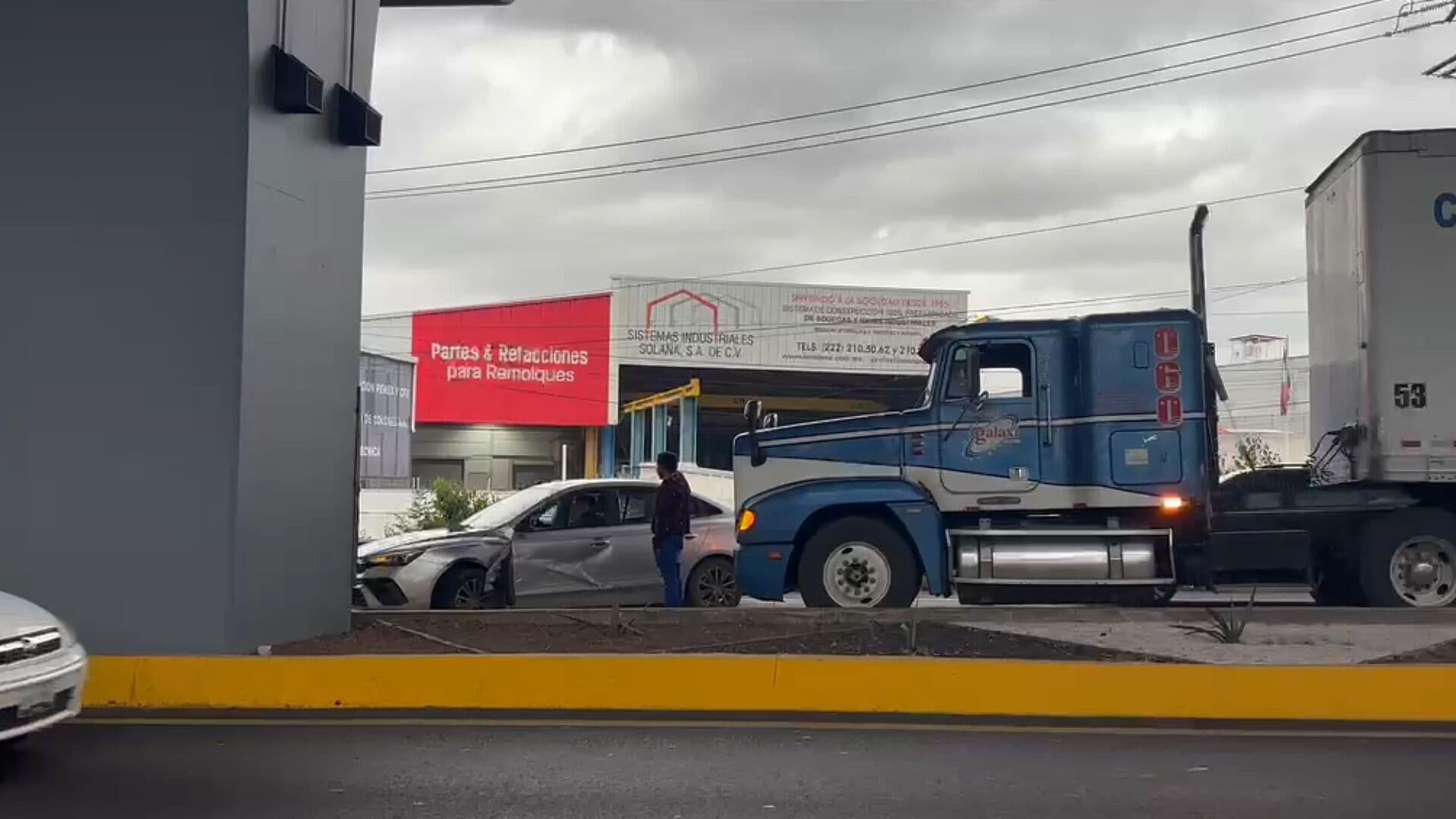 Tráfico Lento Autopista México Puebla por Choque Accidente Tráiler y Automóvil