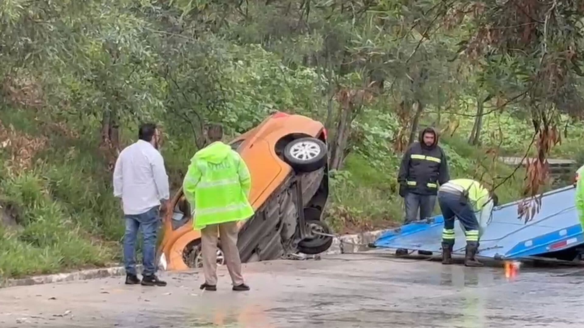 Accidente con Volcadura de Automóvil en Trébol Periférico Ecológico y Carretera Federal Atlixco