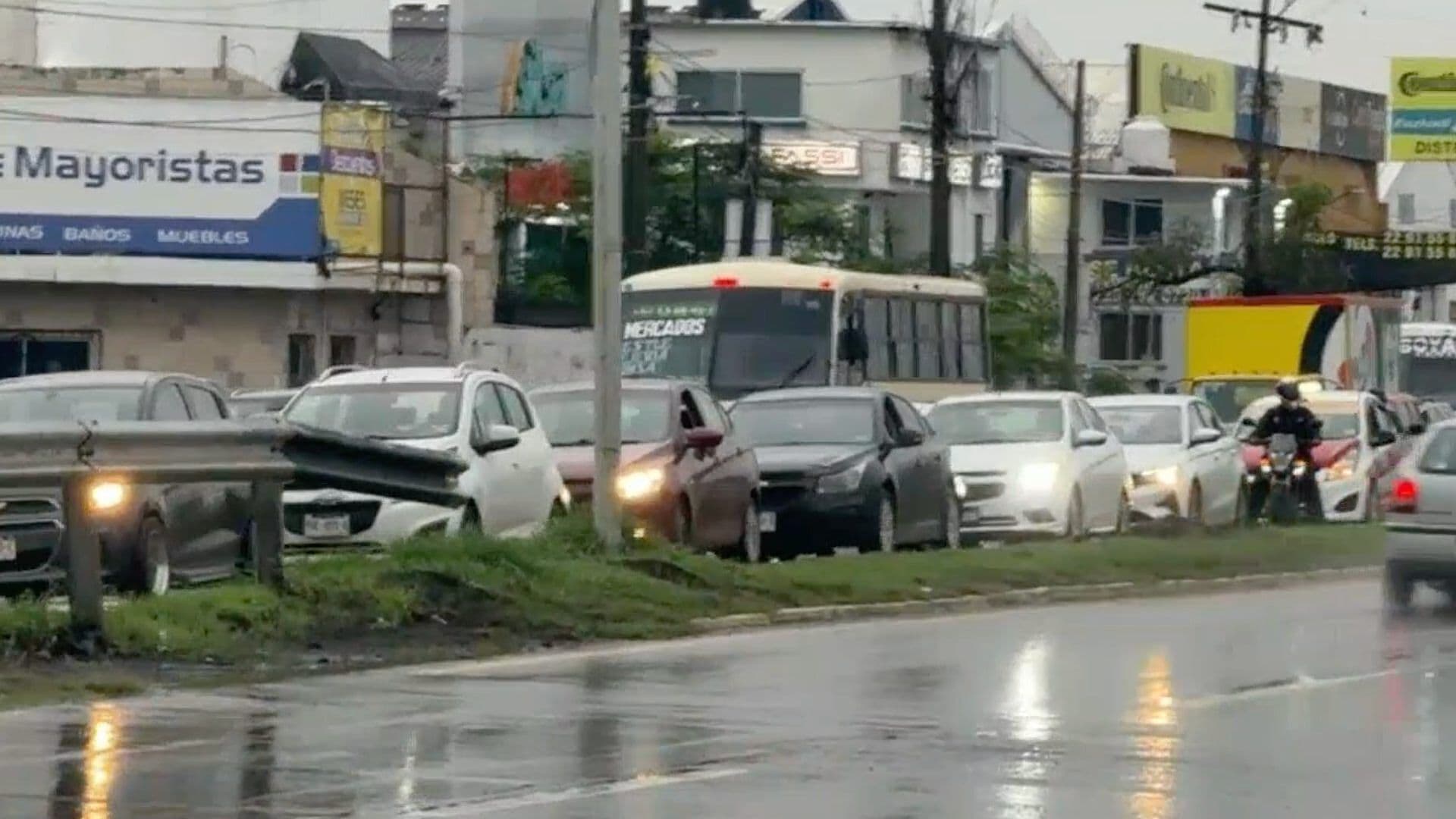 Vehículo Genera Caos Vial Tras Quedar Varado en Inundación en Carretera Veracruz Xalapa