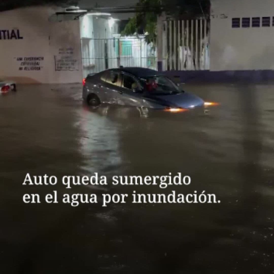 Auto Queda Sumergido en el Agua por Inundación