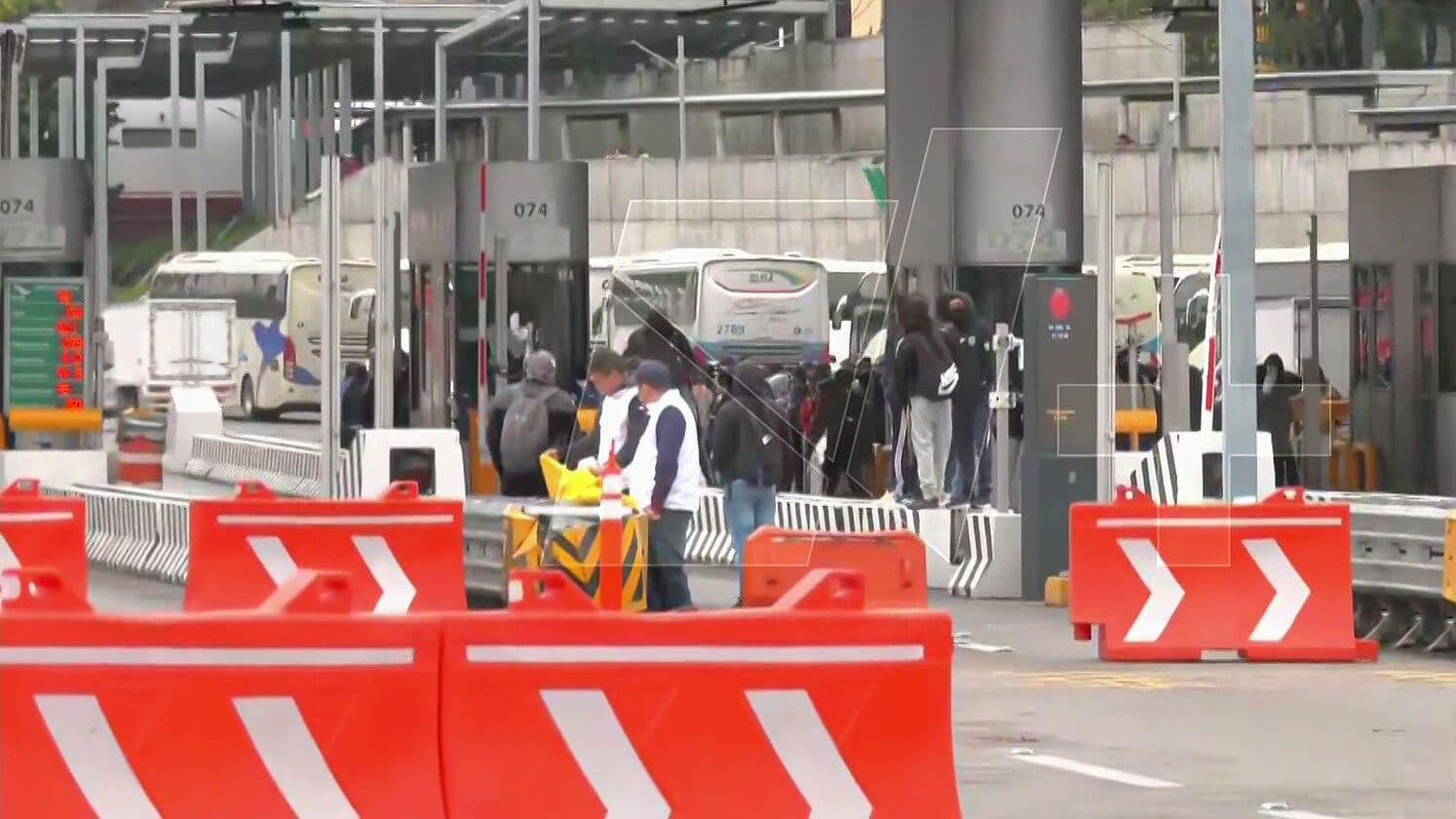 Normalistas de Ayotzinapa Toman la Caseta de Tlalpan en la México-Cuernavaca