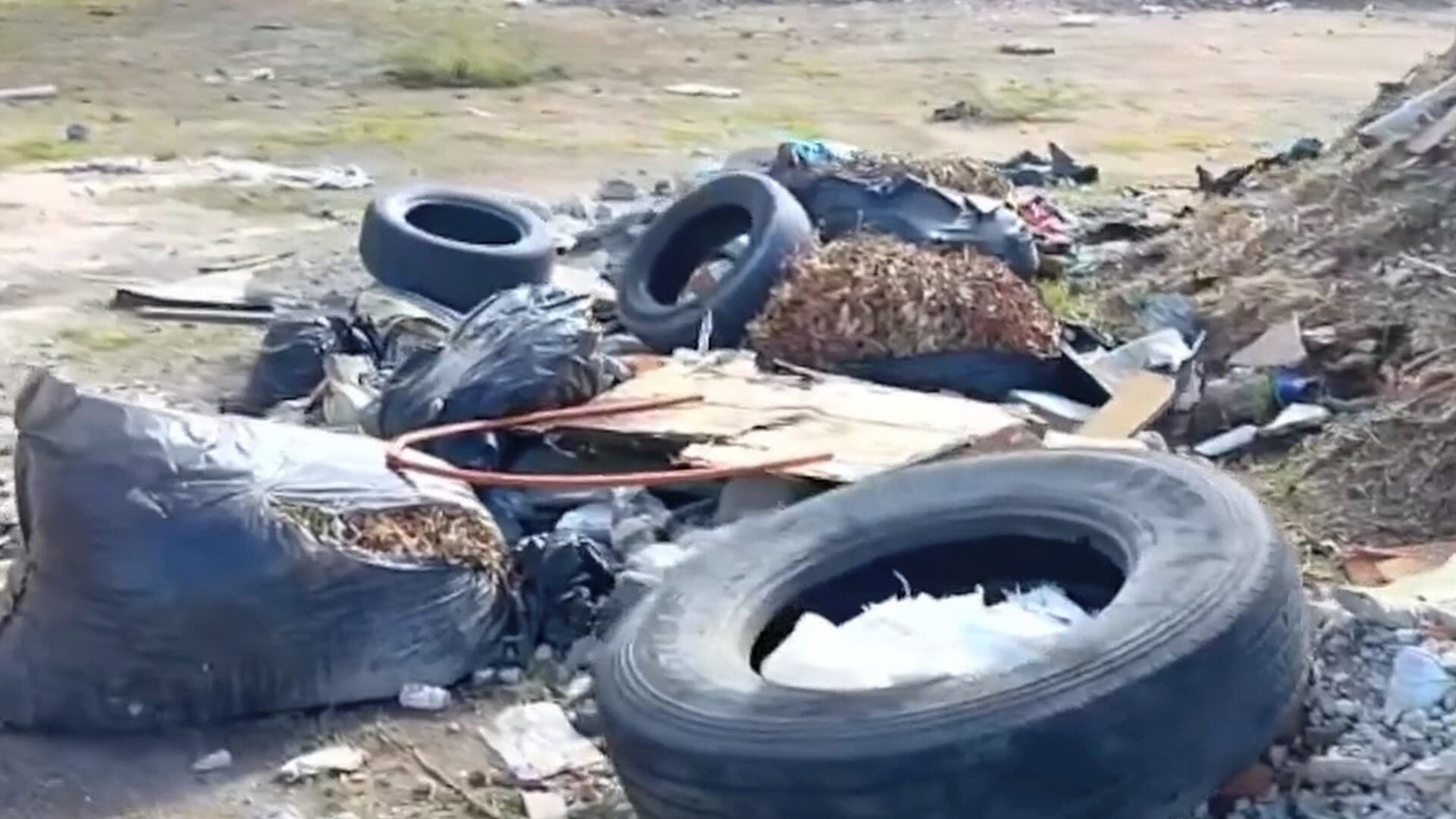 Ciudadanos de León Usan un Predio para Tirar Todo Tipo de Basura