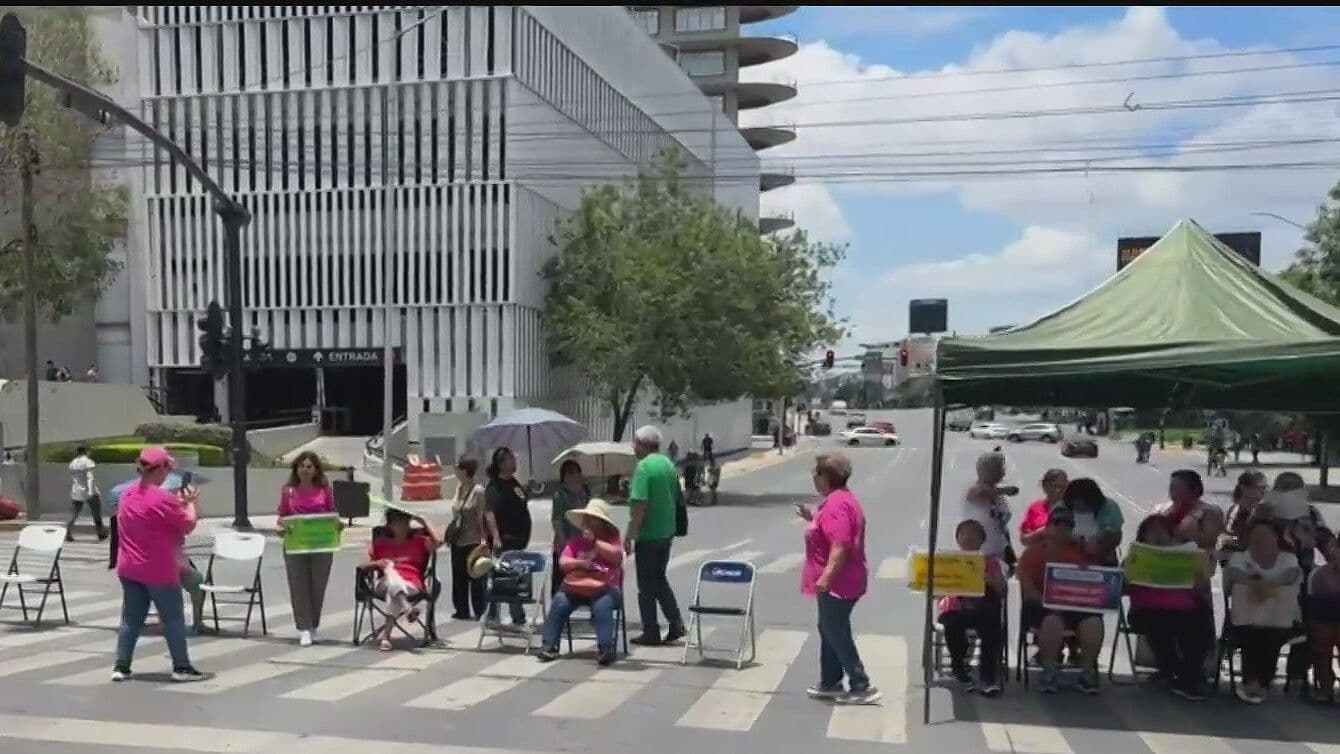 Colapsan Maestros Jubilados Vialidad en Monterrey Exigen Pagos de Adeudos