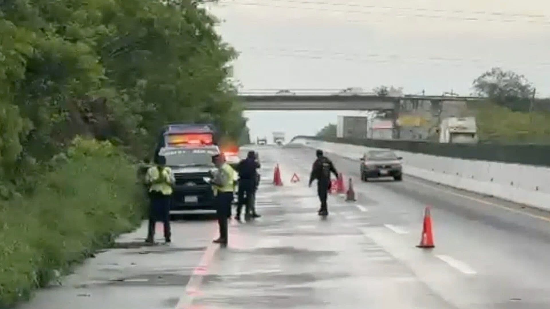 Tráiler Vuelca al Presuntamente Evitar Chocar con Otra Unidad de Carga en Veracruz