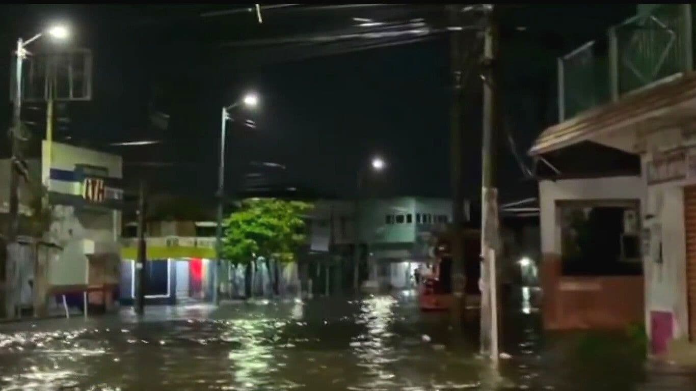 Fuertes Lluvias en Veracruz Dejan Inundaciones y Deslaves; Activan Albergues