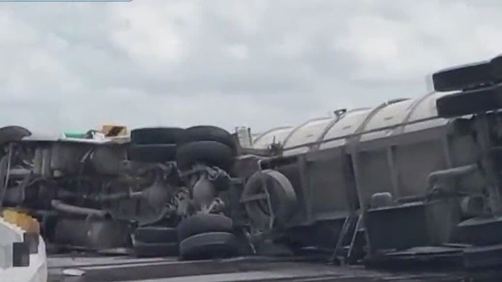 Vuelca Pipa y Derrama Combustible en Apodaca