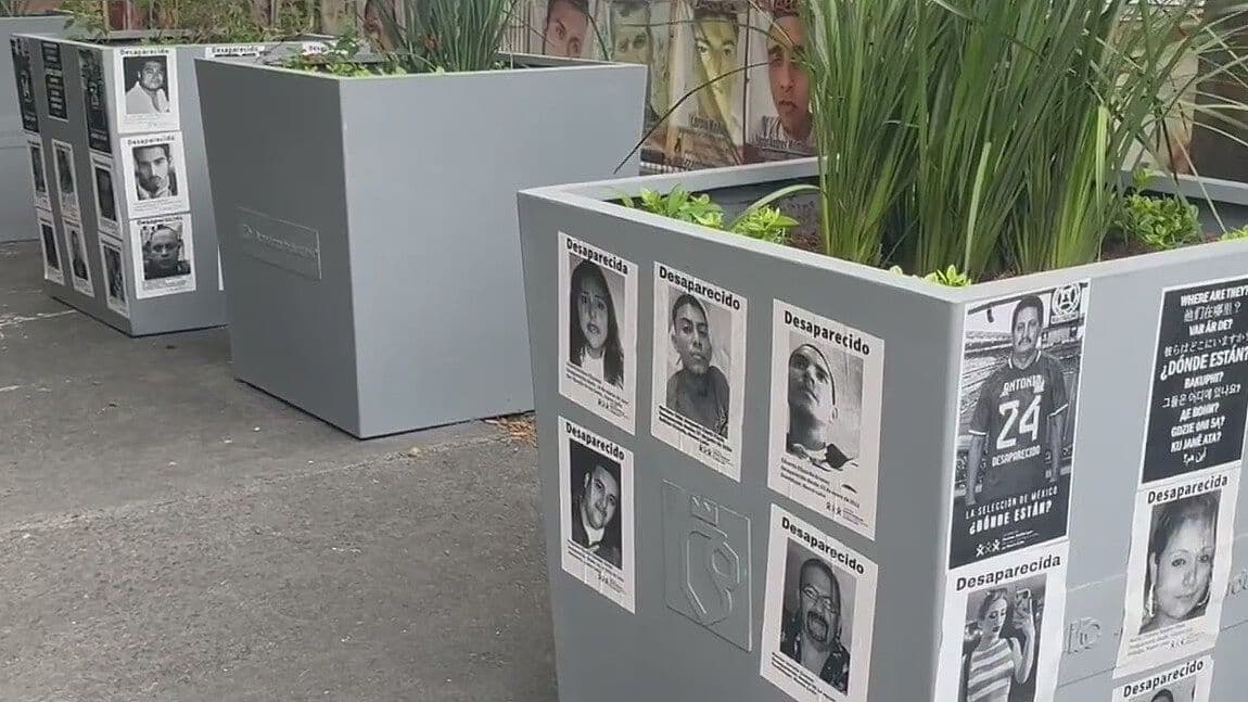 Mueven Maceteros Colocados en Banqueta de Plaza que Buscaban Esconder a Desaparecidos de NL