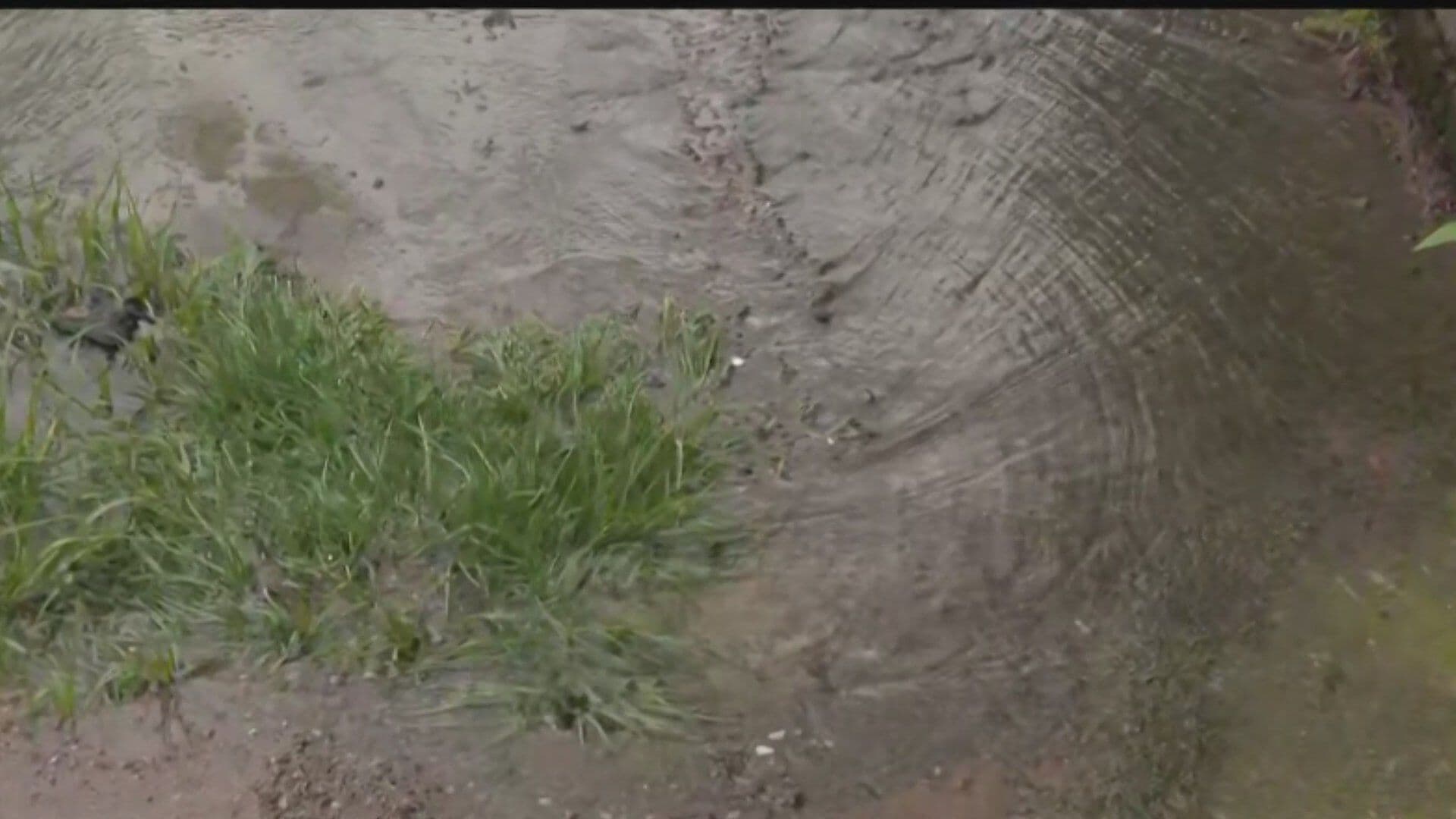 Miles de Litros de Agua se Desperdician en Colinas del Sur por una Fuga en la Álvaro Obregón