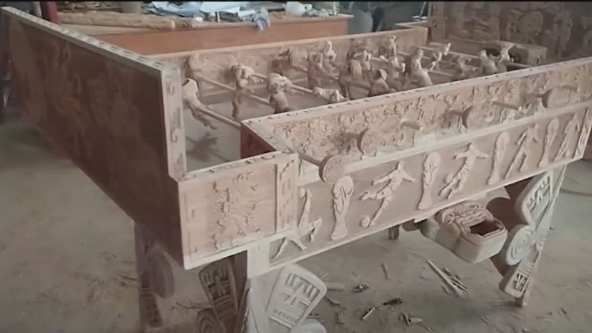 Artesanos Mexicanos Crean un Futbolito Prehispánico Tallado en Madera