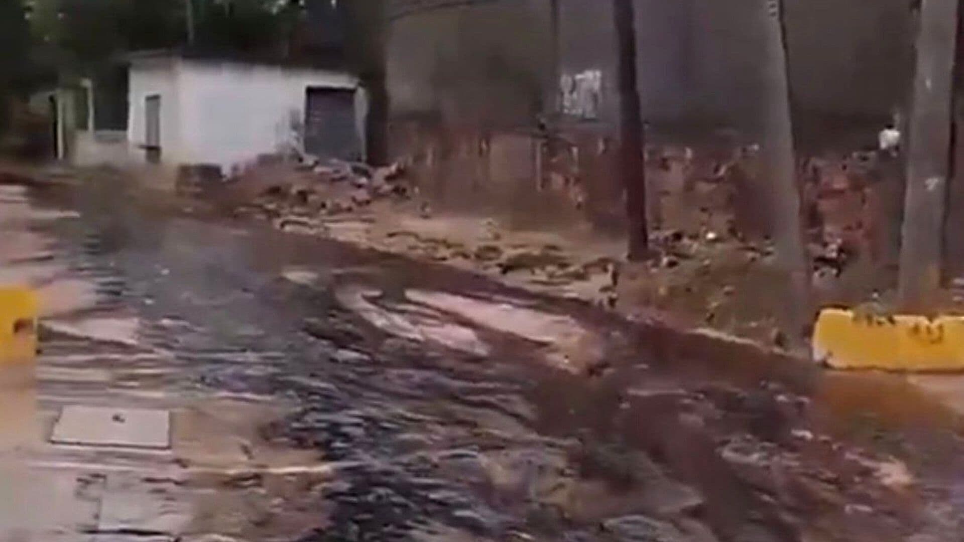 Fuga de Combustóleo Afecta a Colonias en Salina Cruz, Oaxaca; Derrame Corrió por Varias Cuadras
