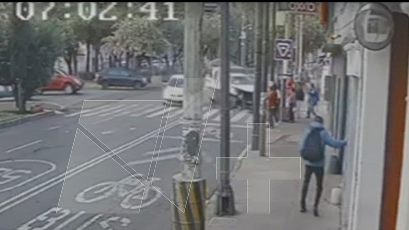 Así Fue el Momento en Camioneta Impacta a Personas que Esperaban en Parada de Calzada La Viga